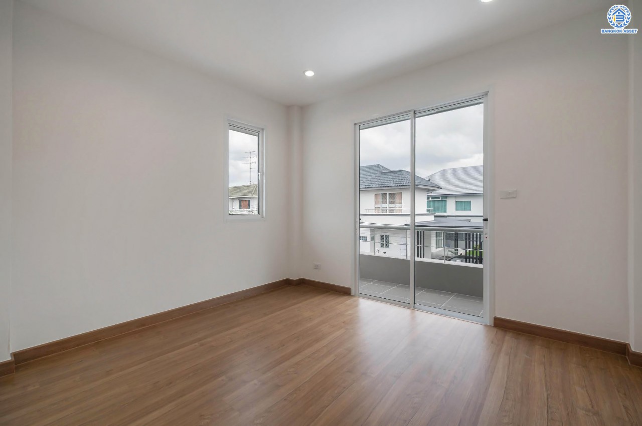 บ้านมือสองตกแต่งใหม่ โครงการ บ้านพิมาน ปิ่นเกล้า-กาญจนาภิเษก เนื้อที่ 103 ตร.ว. ฟังก์ชัน 4 ห้องนอน 3 ห้องน้ำ 1 ห้องอเนกประสงค์ จอดรถได้ 2 คัน บนทำเลเดินทางสะดวก ติดถนนกาญจนาภิเษก เชื่อมต่อหลายเส้นทาง ใกล้ทางด่วน "กาญจนาภิเษก" รถไฟฟ้า "สถานีหลักสอง" และเดอะมอลล์บางแค